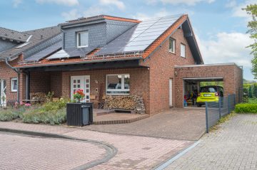 Großzügige Doppelhaushälfte mit unverbaubarem Weitblick in Korschenbroich-Kleinenbroich, 41352 Korschenbroich, Doppelhaushälfte