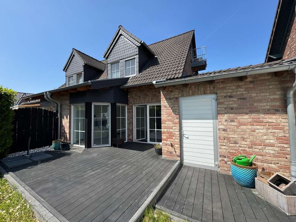 Terrasse und Garagenzugang