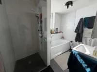 Bad mit Wanne und Dusche