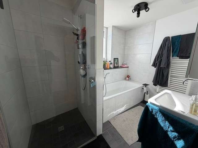 Bad mit Wanne und Dusche