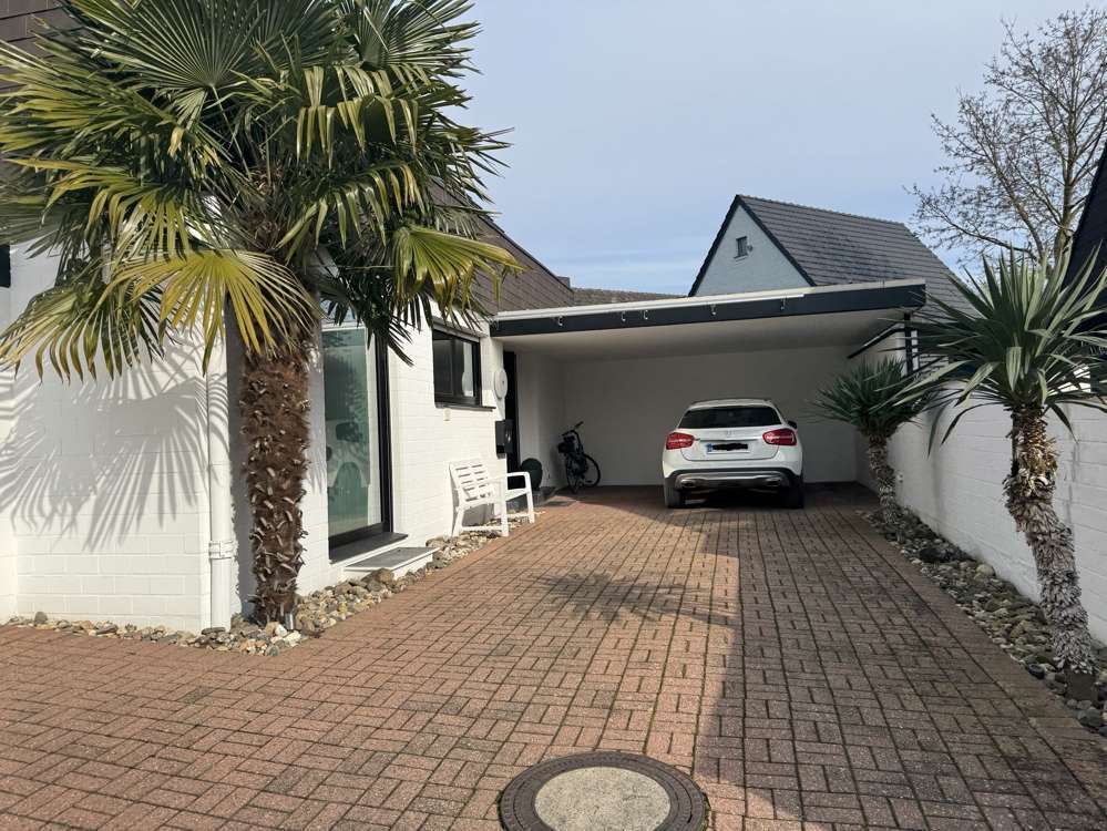 Carport und Hauseingang
