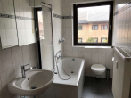 Badezimmer - Gepflegtes Dreifamilienhaus in guter Lage von MG-Neuwerk