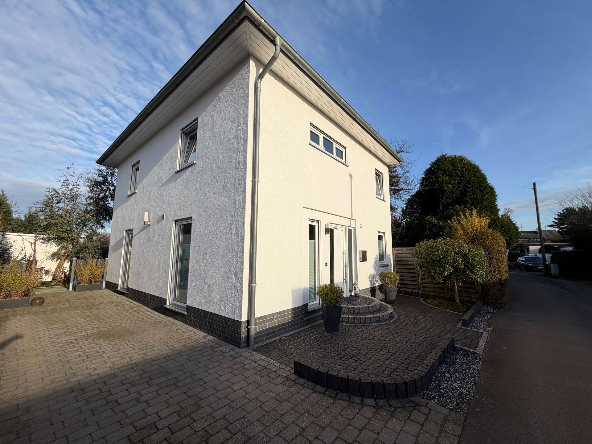 Giebel und Stellplatz