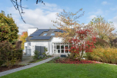 Blick aus dem Garten - Großzügiges Einfamilienhaus auf Parkgrundstück mit Schwimmteich