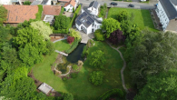 Luftbild - Großzügiges Einfamilienhaus auf Parkgrundstück mit Schwimmteich