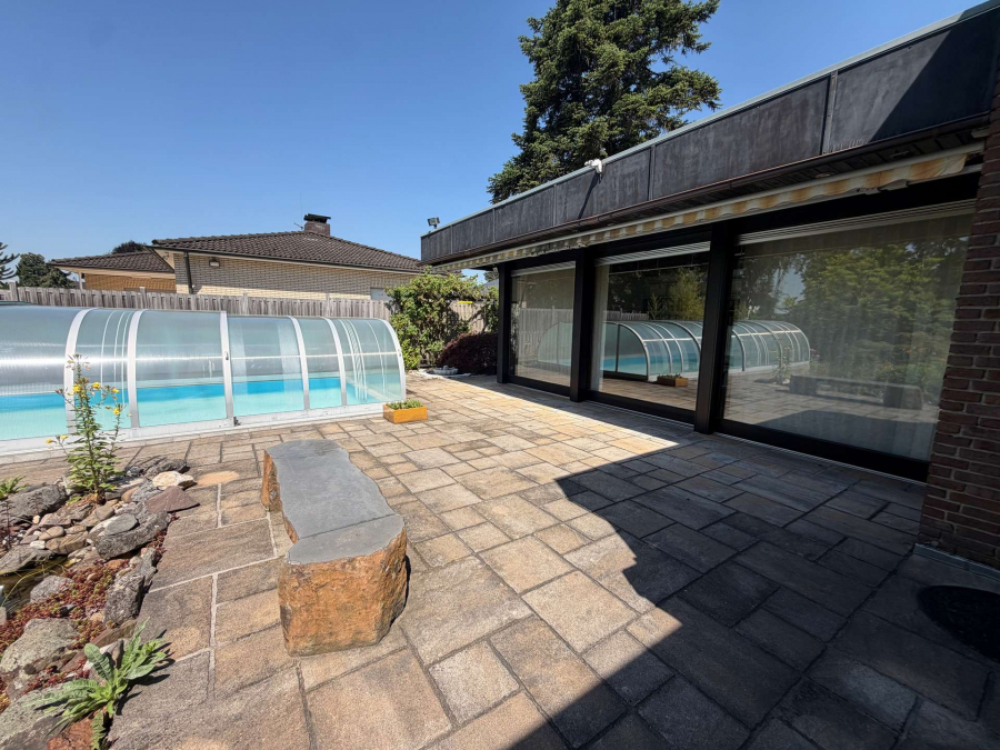 Terrasse mit Pool