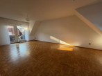 Wohnzimmer - Toll geschnitte Dachgeschosswohnung im Zentrum von Korschenbroich – bereits bezugsfrei