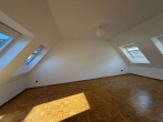 Schlafzimmer - Toll geschnitte Dachgeschosswohnung im Zentrum von Korschenbroich – bereits bezugsfrei
