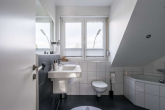 Badezimmer - Top ausgestattete und gepflegte Doppelhaushälfte – direkte Nachbarschaft zum Schloss Rheydt